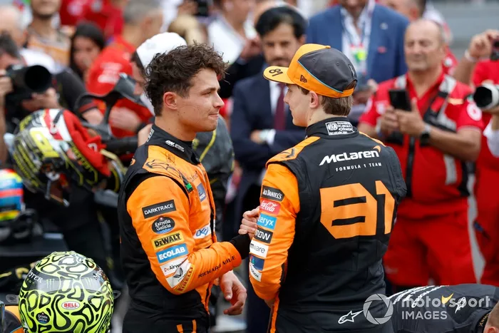 Lando Norris, McLaren F1 Team, 3ª posición, Oscar Piastri, McLaren F1 Team, 2ª posición, se felicitan mutuamente en Parc Ferme