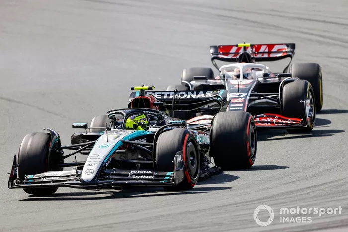 Lewis Hamilton, Mercedes F1 W15, Nico Hulkenberg, Haas VF-24