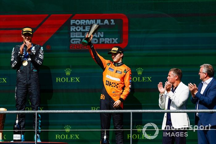 Oscar Piastri, McLaren F1 Team, 3ª posición, levanta el trofeo en señal de celebración.
