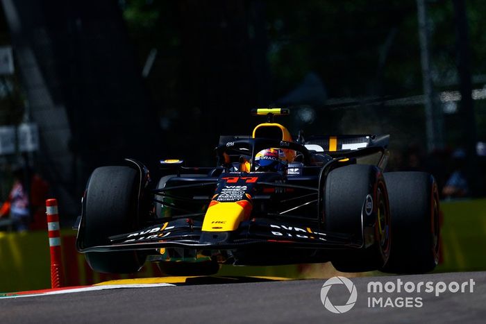 Sergio Pérez, Red Bull Racing RB20, levanta una rueda