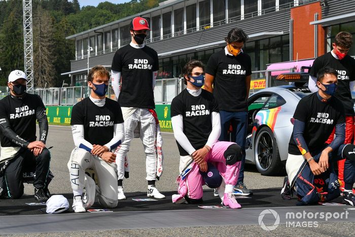 Valtteri Bottas, Mercedes-AMG F1, Pierre Gasly, AlphaTauri, Antonio Giovinazzi, Alfa Romeo, Lance Stroll, Racing Point, Carlos Sainz Jr., McLaren, and Alex Albon, Red Bull Racing, se arrodillan y se ponen de pie en apoyo de la campaña para el fin del racismo