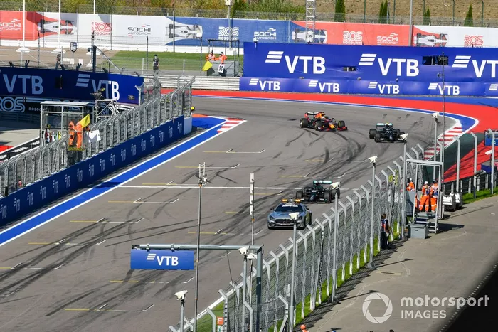 El Safety Car al frente de Lewis Hamilton, Mercedes F1 W11, Valtteri Bottas, Mercedes F1 W11, Max Verstappen, Red Bull Racing RB16