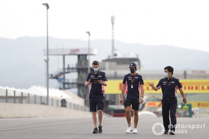 Lance Stroll, Racing Point, camina por la pista