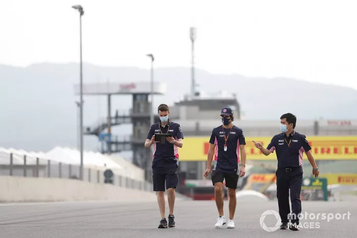 Lance Stroll, Racing Point, camina por la pista