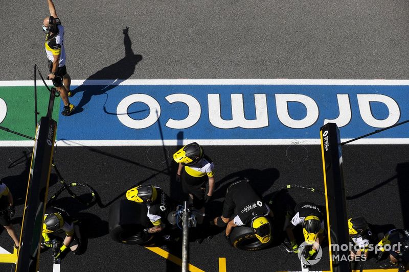 El equipo de boxes de Renault en el pit lane
