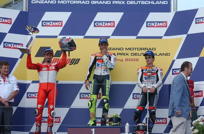 Podio:  Valentino Rossi, Repsol Honda, segundo Max Biaggi, Yamaha, tercero Tohru Ukawa, Repsol Honda
