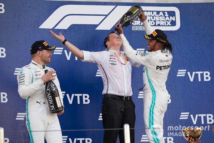 Podio: ganador Lewis Hamilton, Mercedes AMG F1 y Fred Judd, jefe de ingenieros, Mercedes AMG F1