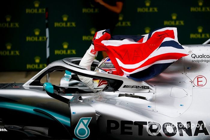 Ganador Lewis Hamilton, Mercedes AMG F1 W10 con bandera 