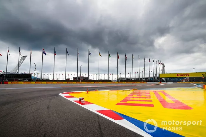 Logo Pirelli intorno al circuito