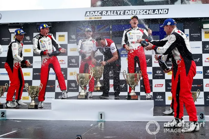 Podio: Il vincitore Ott Tänak, Martin Järveoja, Toyota Gazoo Racing WRT Toyota Yaris WRC. secondo classificato Kris Meeke, Sebastian Marshall, Toyota Gazoo Racing WRT Toyota Yaris WRC, terzo classificato Jari-Matti Latvala, Miikka Anttila, Toyota Gazoo Racing WRT Toyota Yaris WRC