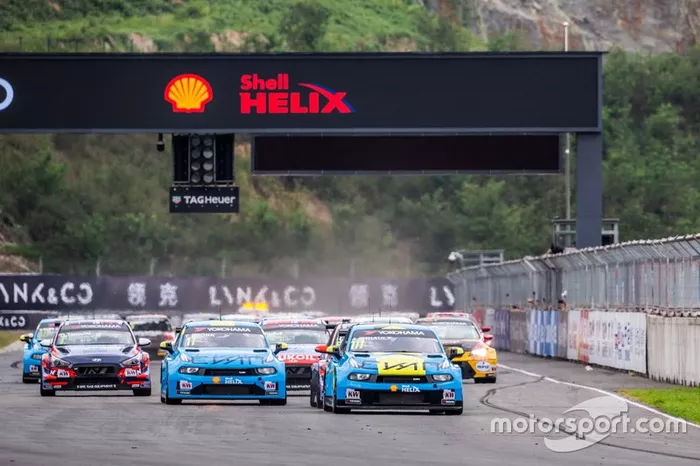 Start action, Andy Priaulx, Cyan Performance Lynk & Co 03 TCR leads