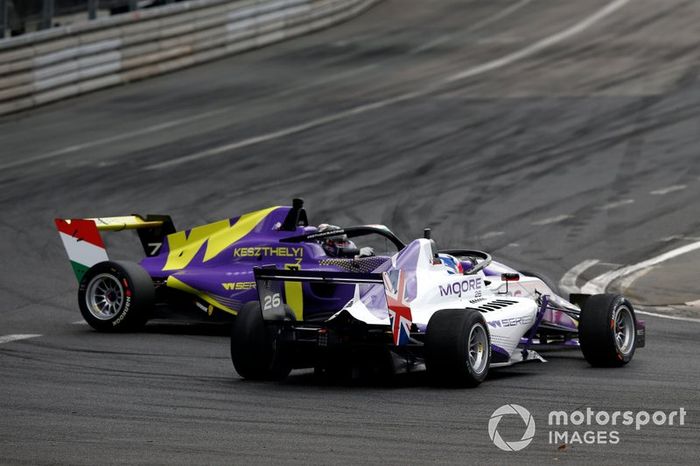 Sarah Moore, Vivien Keszthelyi