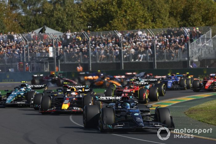 George Russell, Mercedes F1 W14, Max Verstappen, Red Bull Racing RB19, Lewis Hamilton, Mercedes F1 W14, Fernando Alonso, Aston Martin AMR23, el resto de la parrilla en la salida.