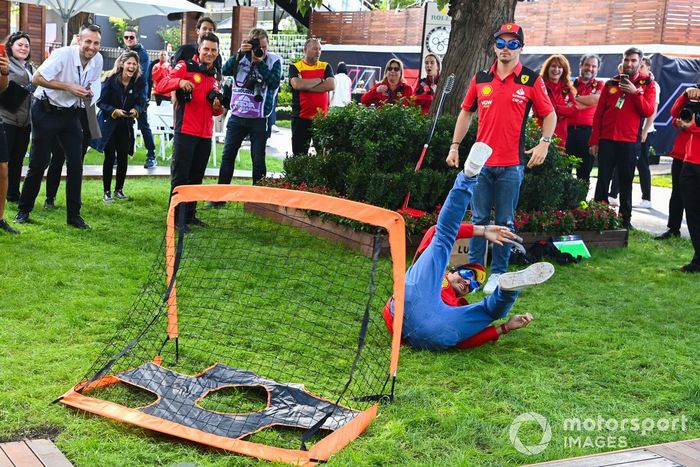 Charles Leclerc, Scuderia Ferrari y Carlos Sainz, Scuderia Ferrari juegan al fútbol con gafas para dispacidad visual