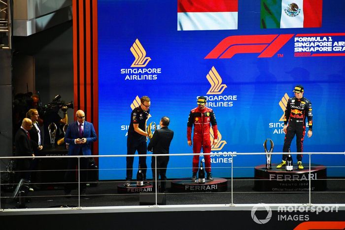 Podio: segundo lugar Charles Leclerc, Ferrari, ganador Sergio Pérez, Red Bull Racing