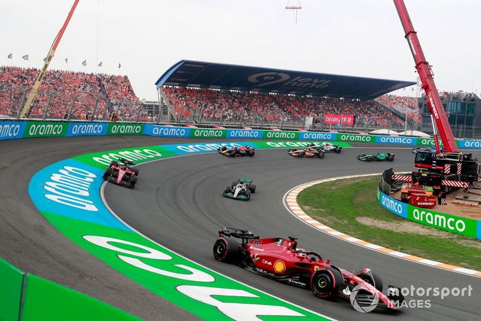 Charles Leclerc, Ferrari F1-75, Carlos Sainz, Ferrari F1-75, Lewis Hamilton, Mercedes W13, Sergio Pérez, Red Bull Racing RB18