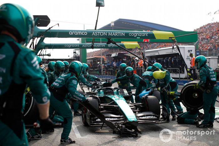 Lance Stroll, Aston Martin AMR22, en boxes