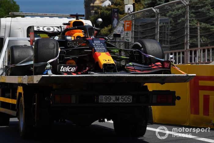 El coche dañado de Max Verstappen, Red Bull Racing RB16B, en una grúa