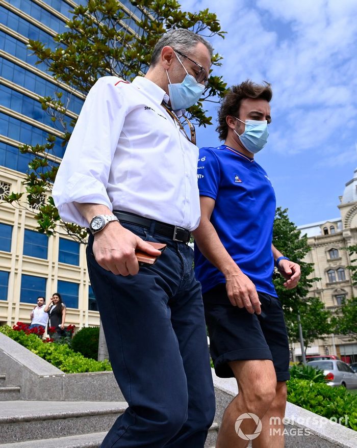 Stefano Domenicali, director general de la Fórmula 1, y Fernando Alonso, Alpine F1