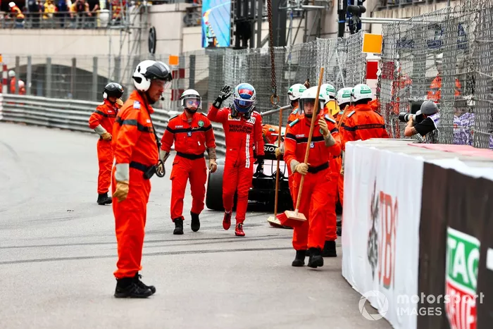 Marshal con Charles Leclerc, Ferrari, dopo l'incidente nelle qualifiche