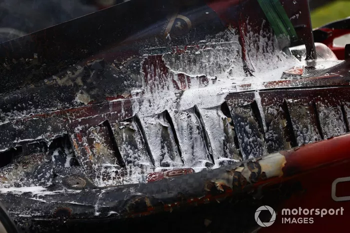 El coche quemado de Carlos Sainz, Ferrari F1-75, tras un incendio que provoca su retirada