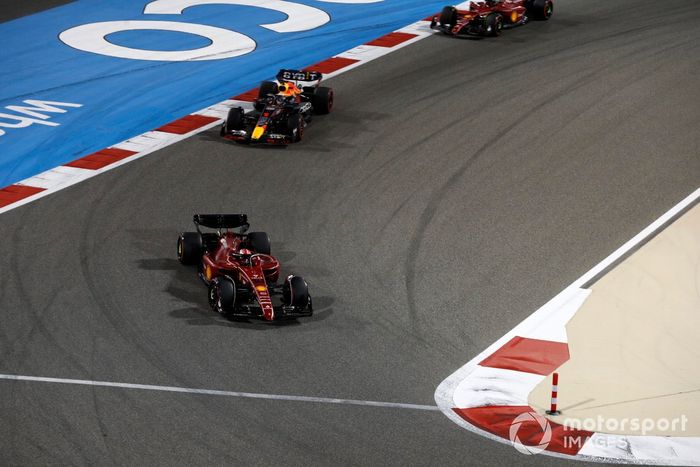 Charles Leclerc, Ferrari F1-75, Max Verstappen, Red Bull Racing RB18, Carlos Sainz Jr, Ferrari F1-75