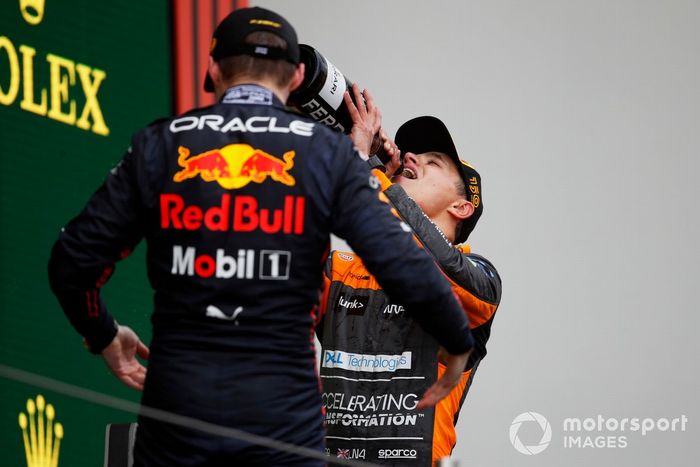 Max Verstappen, Red Bull Racing, 1ª posición, Lando Norris, McLaren, 3ª posición, celebran en el podio con champán