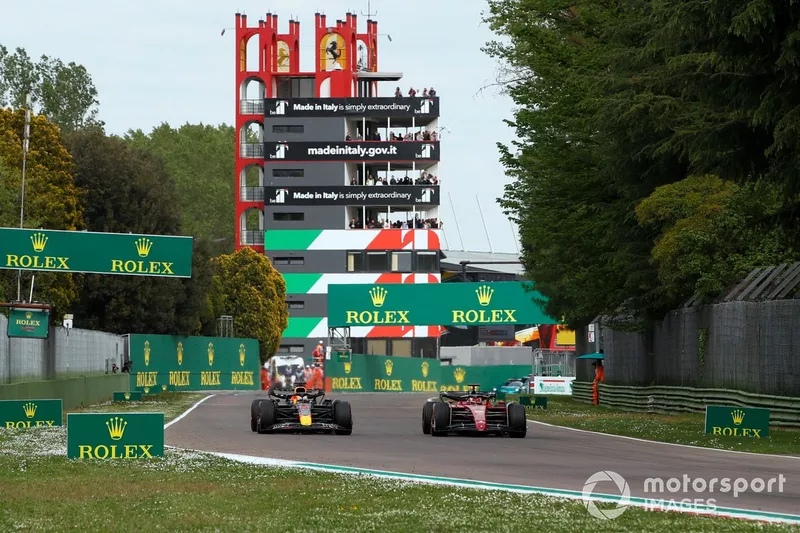 Max Verstappen, Red Bull Racing RB18, passa Charles Leclerc, Ferrari F1-75, e va al comando della Sprint Race