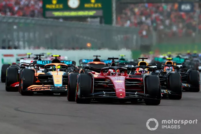 Charles Leclerc, Ferrari F1-75, se aleja del campo en la salida