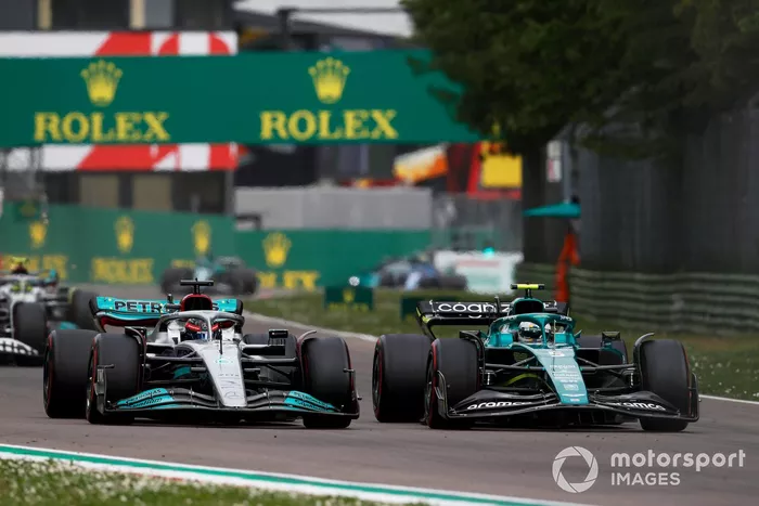 Sebastian Vettel, Aston Martin AMR22, George Russell, Mercedes W13