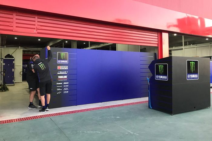 Trabajos en el garaje de Yamaha Factory Racing