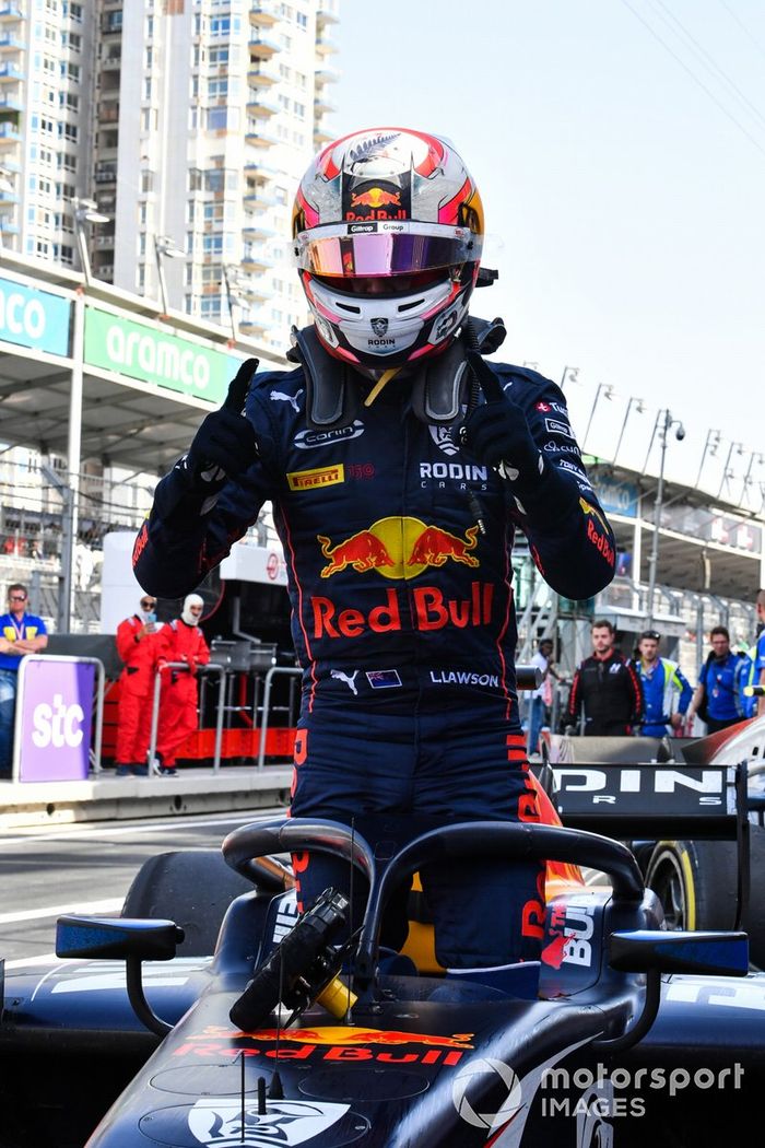 El ganador de la carrera Liam Lawson, Carlin en el parc ferme
