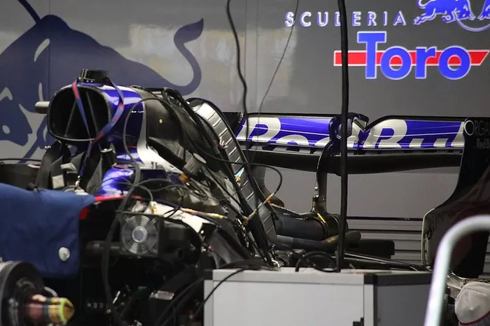 Detalhe do motor da Toro Rosso STR14