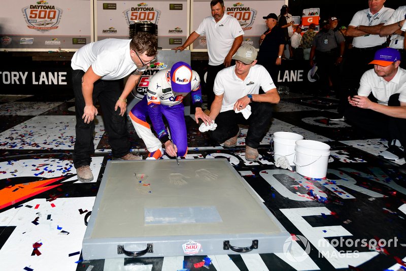 Denny Hamlin, Joe Gibbs Racing, Toyota Camry FedEx Express celebrates in victory lane