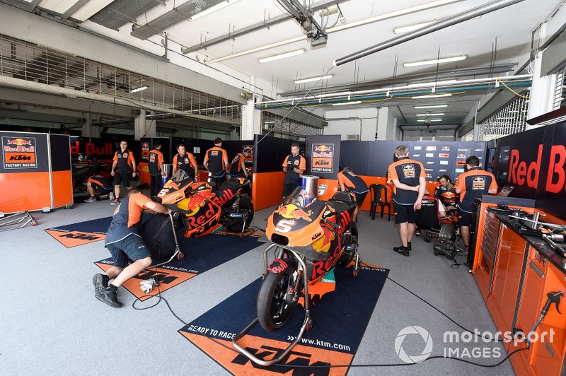 Гараж Red Bull KTM Factory Racing