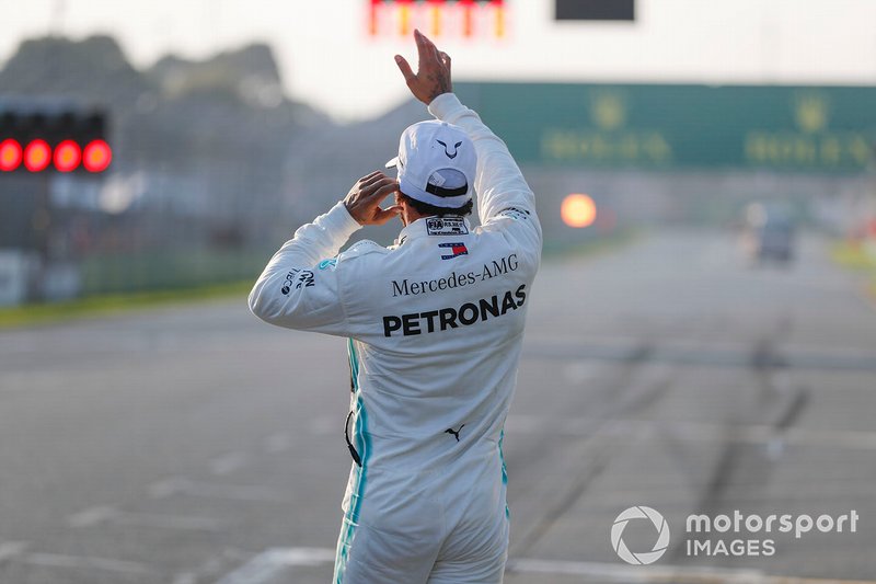 Le poleman Lewis Hamilton, Mercedes AMG F1 dans le Parc Fermé
