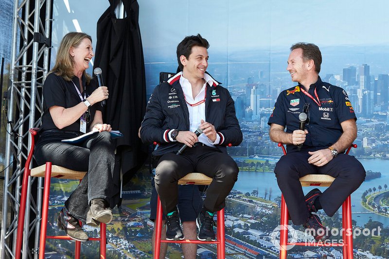 Toto Wolff, Direttore esecutivo (Business), Mercedes AMG, e Christian Horner, Team Principal, Red Bull Racing, sul palco