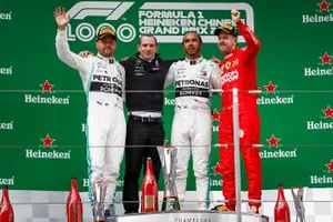 Le podium, avec au centre le vainqueur de l'épreuve, Lewis Hamilton, Mercedes AMG F1, entouré du deuxième, Valtteri Bottas, Mercedes AMG F1 et du troisième, Sebastian Vettel, Ferrari