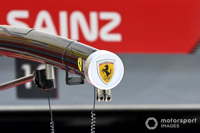 Escudo de Ferrari fuera de los boxes
