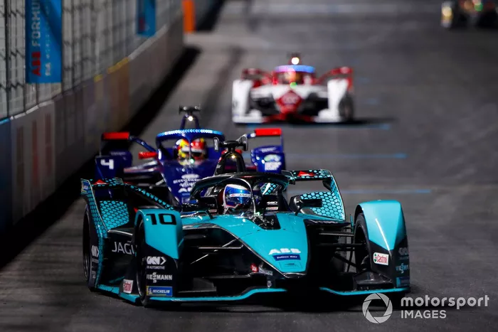 Sam Bird, Panasonic Jaguar Racing, Jaguar I-Type 5, por delante de Robin Frijns, Envision Virgin Racing, Audi e-tron FE07