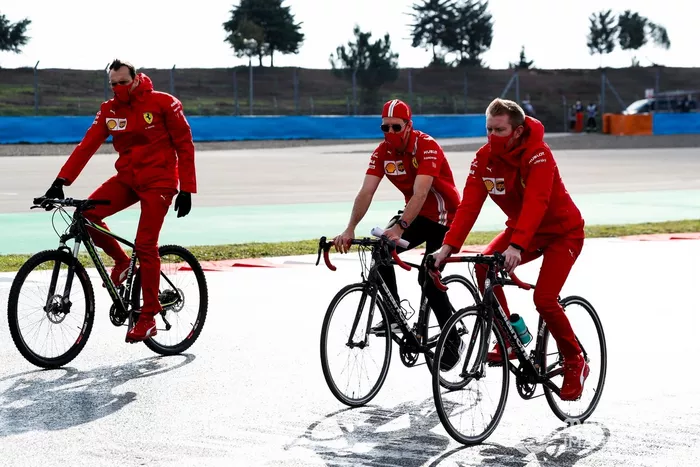 Sebastian Vettel, Ferrari, recorre la pista en bici