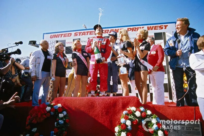 Podium: race winner Clay Regazzoni, Ferrari and third place Patrick Depallier, Tyrrell
