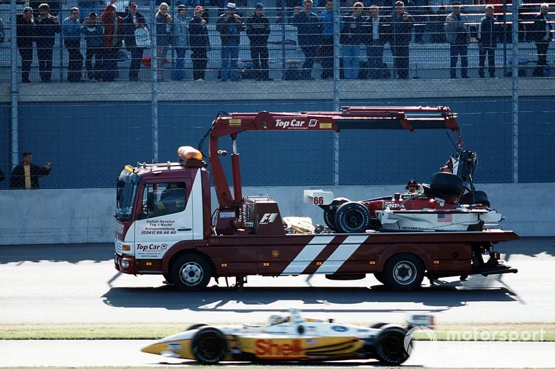 Il vincitore Kenny Brack, del Team Rahal, supera l'auto incidentata di Alex Zanardi, della Mo Nunn Racing