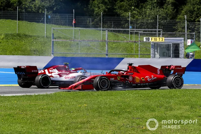 Sebastian Vettel, Ferrari gira después de hacer contacto con Carlos Sainz Jr., McLaren MCL35,  Antonio Giovinazzi, Alfa Romeo Racing C39 passes