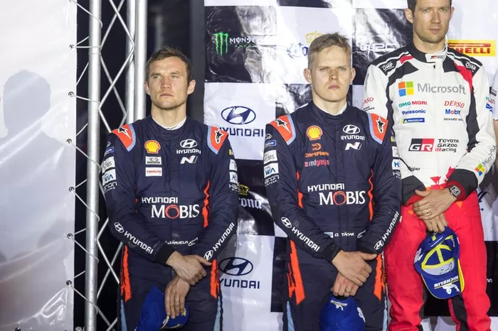 Podio: los segundos clasificados Ott Tänak, Martin Järveoja, Hyundai Motorsport Hyundai i20 Coupe WRC