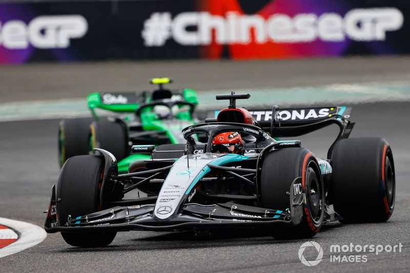 George Russell, Mercedes F1 W15, Zhou Guanyu, Kick Sauber C44