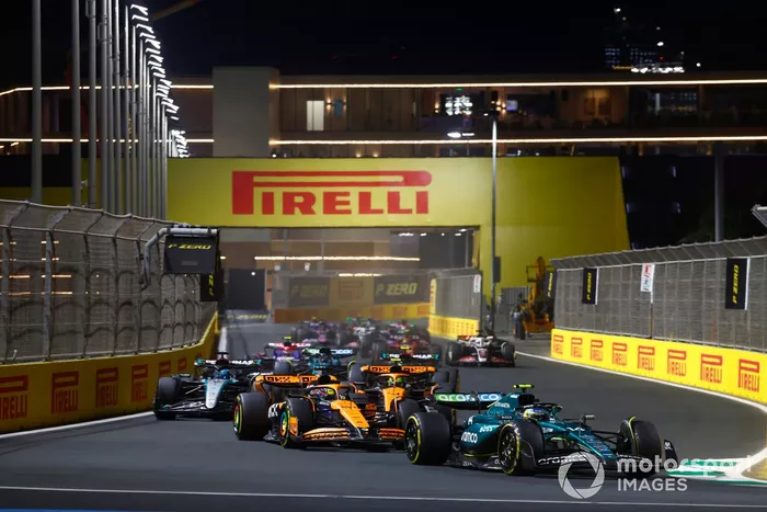 Fernando Alonso, Aston Martin AMR24, Oscar Piastri, McLaren MCL38, Lando Norris, McLaren MCL38, George Russell, Mercedes F1 W15, el resto de la parrilla en la primera vuelta.