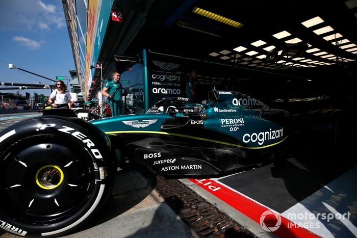Lance Stroll, Aston Martin AMR23, sale del garaje