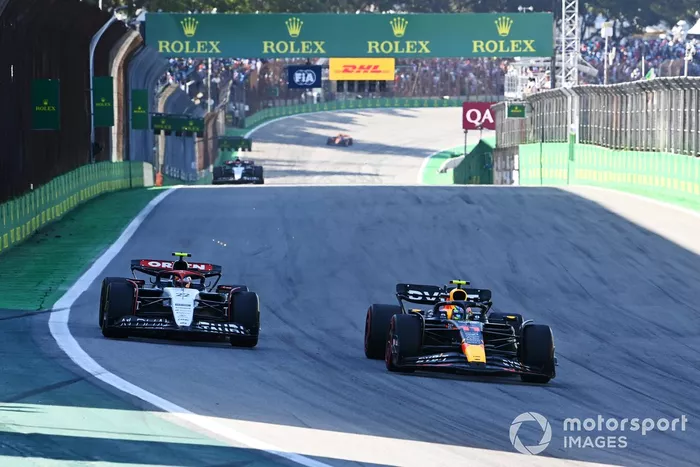 Sergio Pérez, Red Bull Racing RB19, Yuki Tsunoda, AlphaTauri AT04