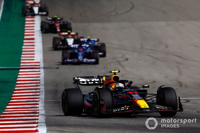Sergio Pérez, Red Bull Racing RB19, Esteban Ocon, Alpine A523, Pierre Gasly, Alpine A523
